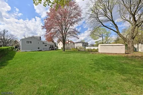 210 Hillcrest Dr, Paramus, NJ 07652 photo 3