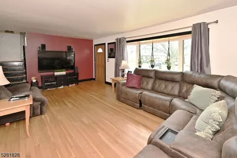 210 Hillcrest Dr, Paramus, NJ 07652 photo 8