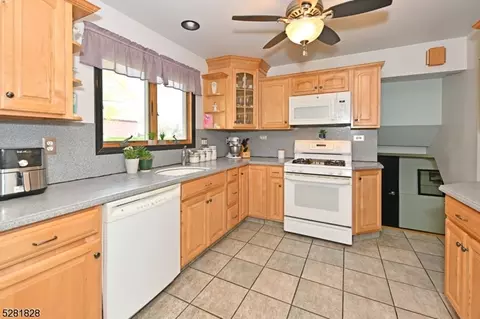 210 Hillcrest Dr, Paramus, NJ 07652 photo 14