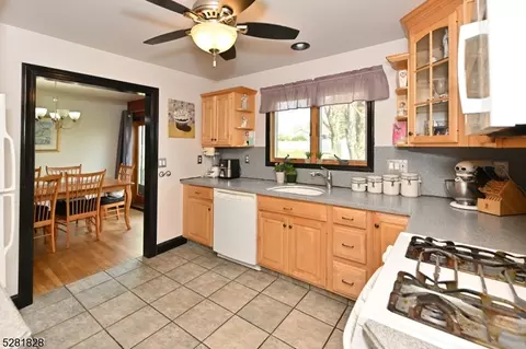 210 Hillcrest Dr, Paramus, NJ 07652 photo 15