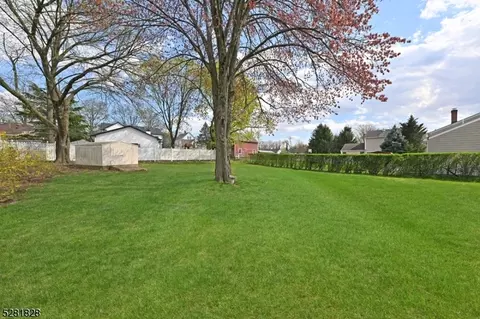 210 Hillcrest Dr, Paramus, NJ 07652 photo 6