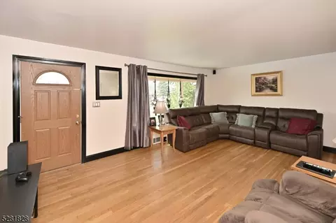 210 Hillcrest Dr, Paramus, NJ 07652 photo 9