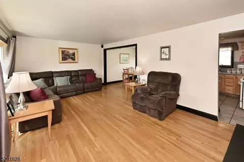 210 Hillcrest Dr, Paramus, NJ 07652 photo 10