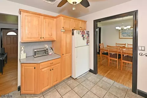 210 Hillcrest Dr, Paramus, NJ 07652 photo 16