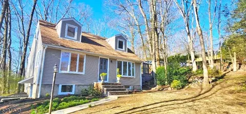 99 Signal Hill Trl, Sparta, NJ 07871