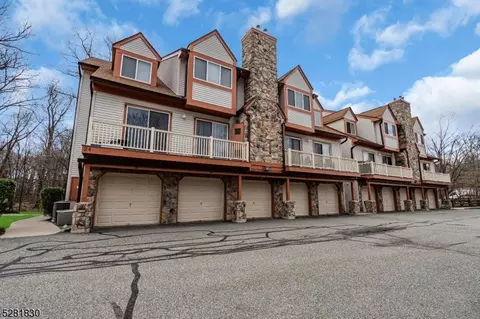 14 Woods Edge Dr, Succasunna, NJ 07876