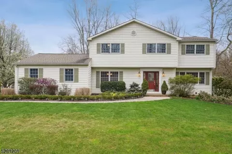 23 Hickory Ln, Washington Twp, NJ 07853