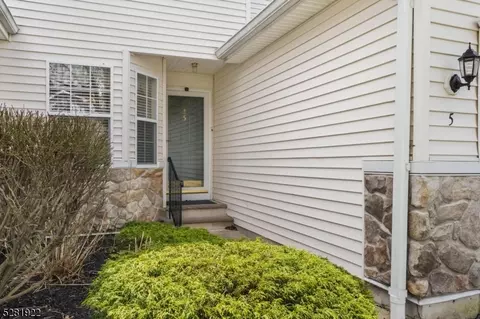 5 Meadow Lakes Dr, Hamburg, NJ 07419