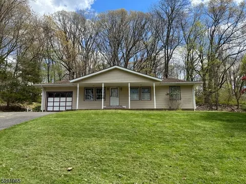 4 Carville Dr, Hampton, NJ 08827