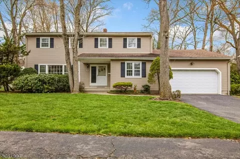 12 Hamilton Ln, Livingston, NJ 07039