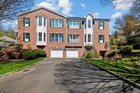 901 Four Seasons Dr #901, Wayne, NJ 07470