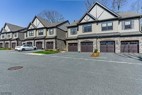 105 Mariners Pointe, Hopatcong, NJ 07843