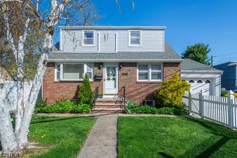 1089 Farm Rd, Secaucus, NJ 07094