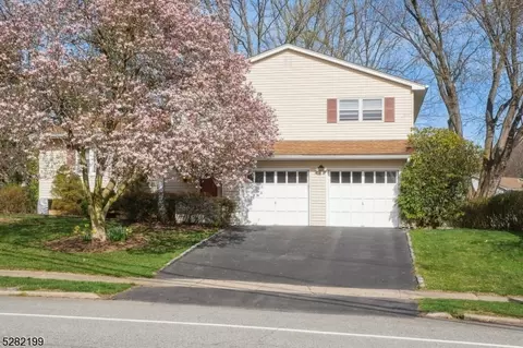 84 Clover Hill Dr, Mount Olive, NJ 07836