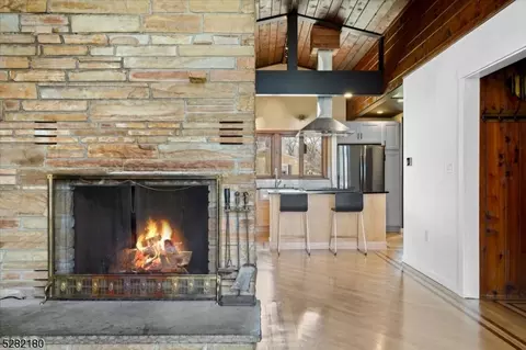 2 Laurel Dr, Hardyston, NJ 07460