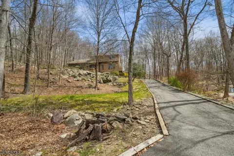 8 Shore Drive Ter, Kinnelon, NJ 07405