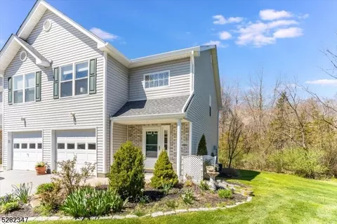 11 Meadow Ln, Hamburg, NJ 07419