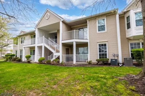 83 Amberly Ct, Franklin Park, NJ 08823