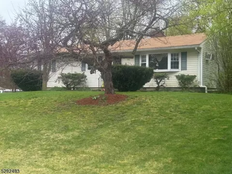 10 Primrose Ln, Vernon Twp, NJ 07418