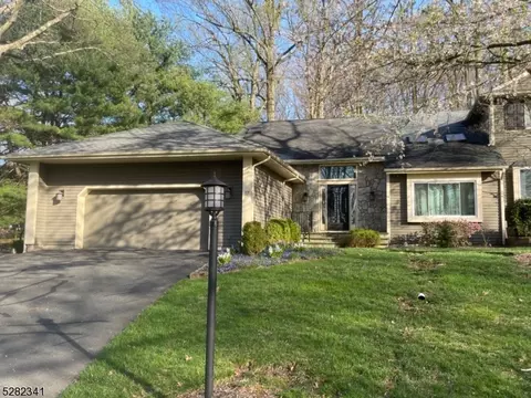 17 Hunters Cir, Lebanon, NJ 08833