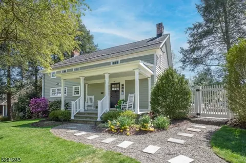 18 Jackson Ave, Gladstone, NJ 07934