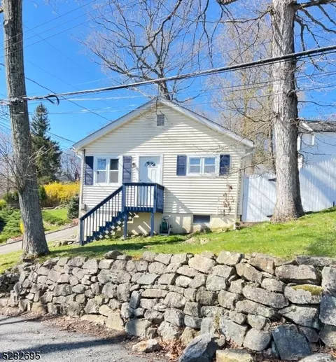 6 Sutton Rd, Hopatcong, NJ 07843