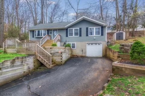 28 Iroquois Ave, Roxbury Twp, NJ 07850