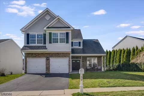 39 Saxton Dr, Hackettstown, NJ 07840