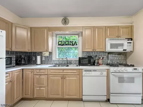 266 Macdonald Dr, Wayne, NJ 07470 photo 9