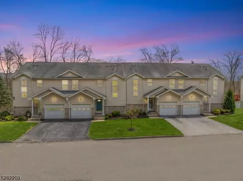 26 Ferndale Ln, Hamburg, NJ 07419