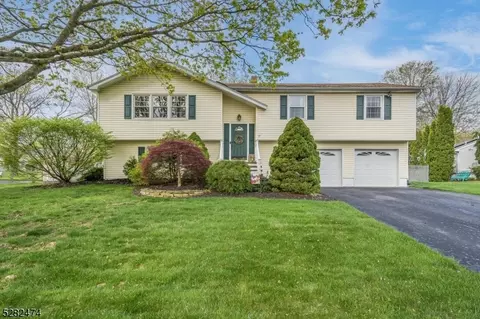 17 Raleigh Ct, Phillipsburg, NJ 08865