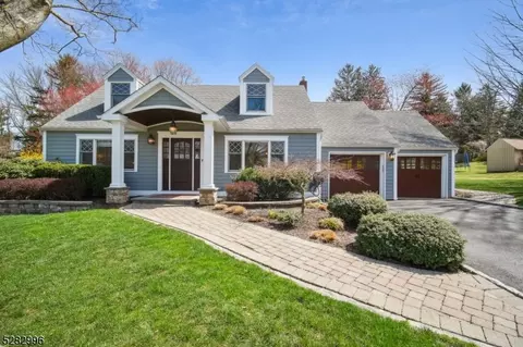4 Clover Ln, Randolph, NJ 07869
