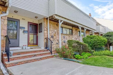 689 Dover Ct #E, Hillsborough, NJ 08844