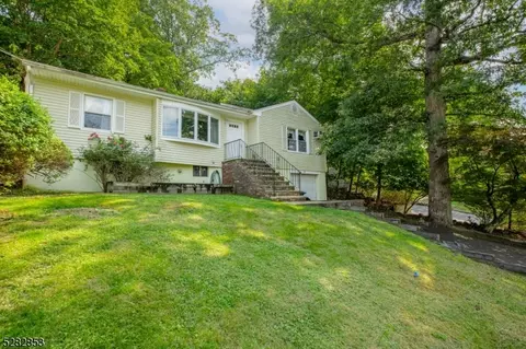 102 Hiawatha Blvd, Oakland, NJ 07436