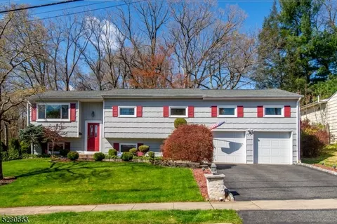 32 Saint Marys Dr, Roxbury Twp, NJ 07876