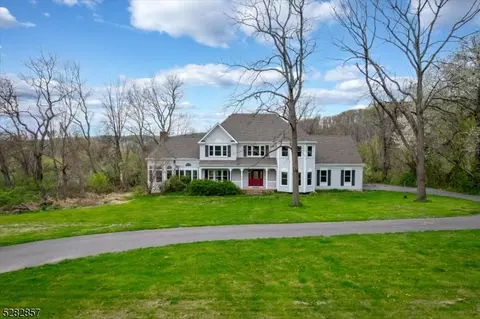 5 Country Oaks Rd, Lebanon, NJ 08833
