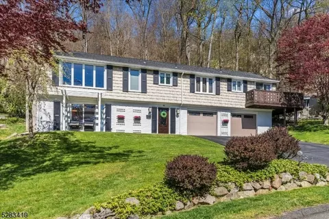 18 Fairway Trl, Sparta, NJ 07871