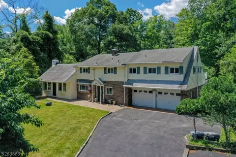 86 Old Stone Church Rd, Upper Saddle River, NJ 07458