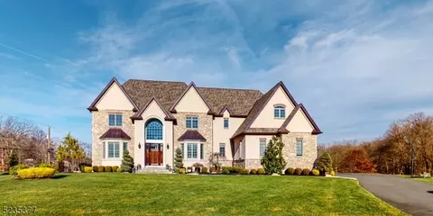 2 Hidden Pond Ct, East Brunswick, NJ 08816