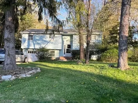 32 Christine Dr, East Hanover, NJ 07936
