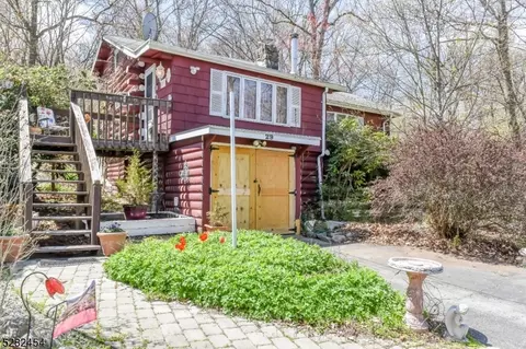29 Setting Sun Trl, West Milford, NJ 07480