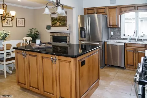 52 Ponds Cir, Wayne, NJ 07470 photo 18