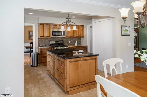 52 Ponds Cir, Wayne, NJ 07470 photo 22