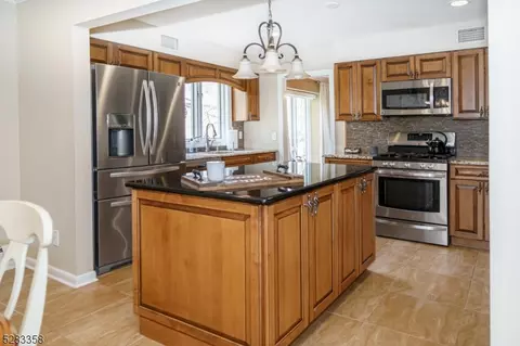 52 Ponds Cir, Wayne, NJ 07470 photo 21
