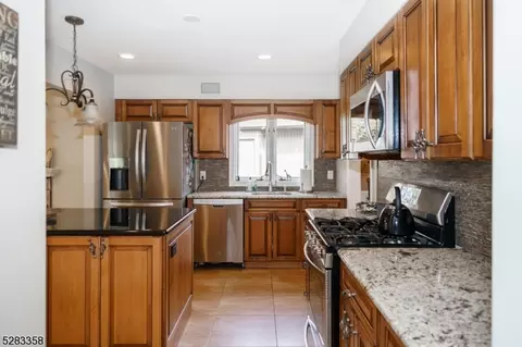 52 Ponds Cir, Wayne, NJ 07470 photo 17