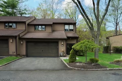 52 Ponds Cir, Wayne, NJ 07470