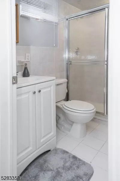 52 Ponds Cir, Wayne, NJ 07470 photo 49