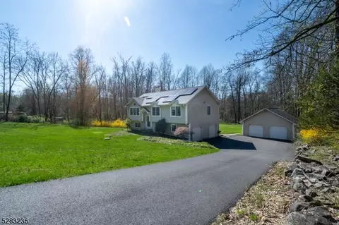 19 Spring Hill Ln, Liberty, NJ 07838