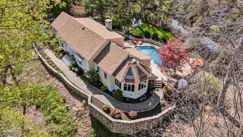 445 Phillip Ln, Watchung, NJ 07069