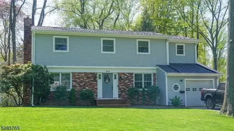 7 Pineknoll Dr, Lawrence Township, NJ 08648